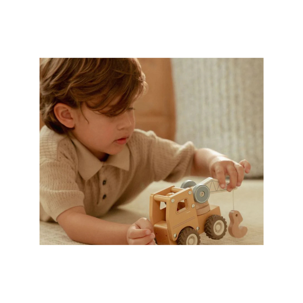 Camion con gru con personaggio